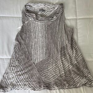 NWOT Textured Sleeveless Top in Gray and White